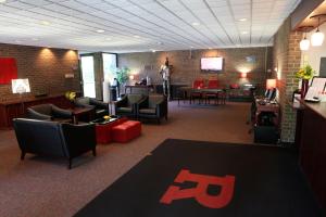 Seating area sa Rutgers University Inn and Conference Center