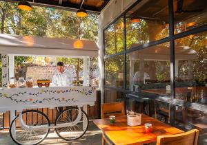 um restaurante com uma bicicleta estacionada ao lado de um bar em Moustache Bhimtal Luxuria, Nainital em Bhimtal