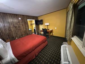 a hotel room with a bed and a desk at Tennessee Mountain Lodge in Pigeon Forge