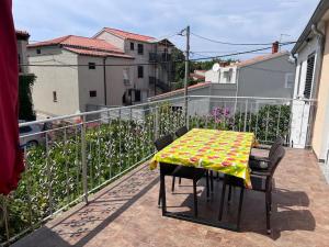 una mesa y sillas en el balcón de una casa en Comfy apartment Premantura, en Premantura