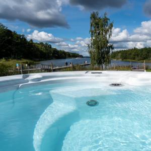 Piscina de la sau aproape de Skeviks Gård