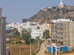 una ciudad con edificios y una colina en el fondo en MGR RESIDENCY, en Srikalahasti