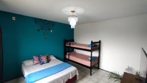 1 dormitorio con 1 cama y 1 litera en Mandallah Hostel en Joinville