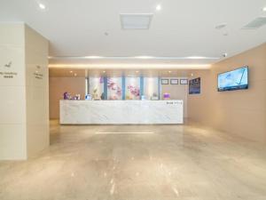 a large room with a counter in the middle at Lavande Hotel Beijing International Exhibition Heping Xiqiao Metro Station in Beijing