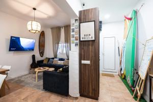 een woonkamer met een bank en een tafel bij Kite & Surf Nomad House in Las Palmas de Gran Canaria