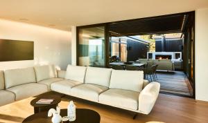 Zona d'estar a ONYX HOUSE - Wainui Beach