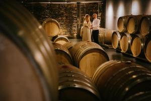 une mariée et un marié debout dans une cave à vin dans l'établissement Relais Castello di Morcote, à Morcote