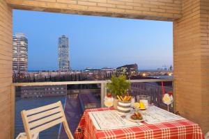 Rõdu või terrass majutusasutuses Enjoybcn Marina Apartment