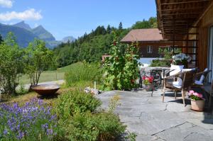 Vista generica sulle montagne o vista sulle montagne dall'interno del bed & breakfast