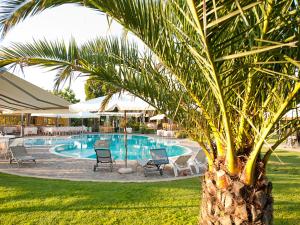 Der Swimmingpool an oder in der Nähe von Hotel Ristorante Dragonara