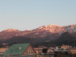 日光的住宿－尼可站經典酒店，享有以山脉为背景的城市美景