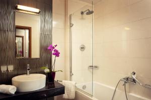 Hotel Ambassador tesisinde bir banyo