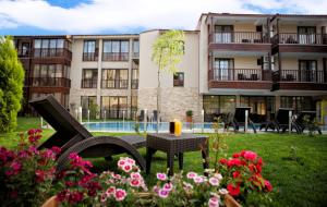 um edifício com um quintal com uma mesa e flores em Venus Suite Hotel em Pamukkale