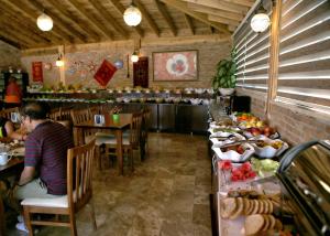 um homem sentado numa mesa num restaurante em Venus Suite Hotel em Pamukkale