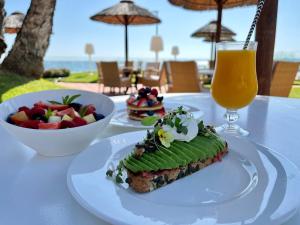 - une table avec une assiette de nourriture et un bol de fruits dans l'établissement Las Dunas Grand Luxury, à Estepona