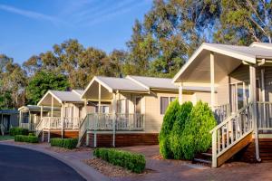 una fila di case in un resort di Discovery Parks - Dubbo a Dubbo