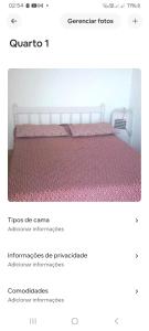 una foto de una cama con un edredón rosa en Pousada da Ely en Navegantes