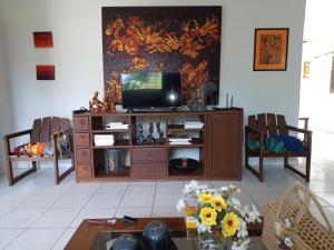 A television and/or entertainment centre at Casa super arejada no melhor de Miramar