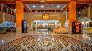 een lobby met banken en een tapijt op de vloer bij Domina Coral Bay Resort, Diving , Spa & Casino in Sharm El Sheikh