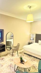 A bed or beds in a room at البندقية للخدمات الفندقية BQ HOTEL SUITES