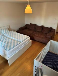 A bed or beds in a room at Cozy City Center, 5 bedroom- 120sq, 5min walk to main station