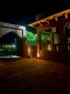 een open deur naar een gebouw 's nachts bij Pukhraj Garh- A Heritage Homestay in Jodhpur