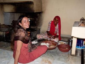 twee vrouwen op de vloer in een keuken bij Pukhraj Garh- A Heritage Homestay in Jodhpur