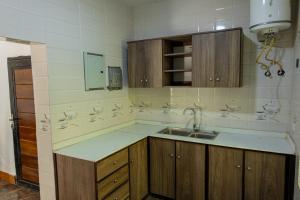 cocina con fregadero y encimera en EHS Properties sl, en Freetown