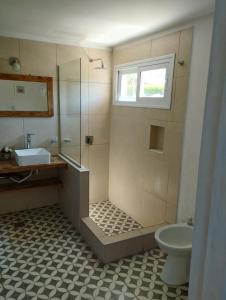 een badkamer met een douche, een wastafel en een toilet bij Starry Lodge in Ciudad Lujan de Cuyo