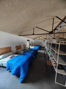 - un ensemble de lits dans un dortoir avec des lits superposés dans l'établissement loft el taller, à Lumpiaque