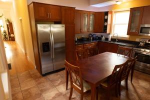 Kitchen o kitchenette sa Egleston Square Condo Jamaica Plain with parking