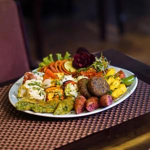 um prato de comida em cima de uma mesa em Comfort Inn Alstonia em Amritsar