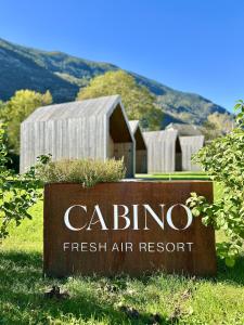 una señal para un complejo de aire fresco frente a un edificio en Cabino - Fresh Air Resort en Bovec