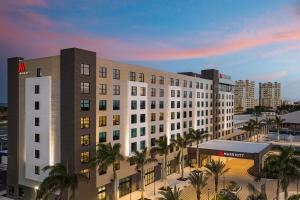 een weergave van een hotel met palmbomen voor de deur bij Palmetto Marriott Resort & Spa in Palmetto