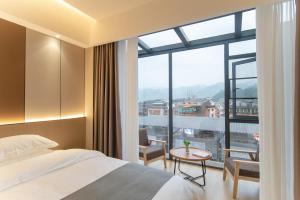 Tempat tidur dalam kamar di Lucky Praised Scenery Hotel