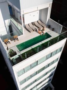 vista sul tetto di un edificio con piscina di Vain Boutique Hotel a Buenos Aires