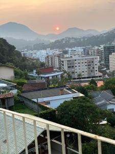 - Vistas a la ciudad al atardecer en Aconchegante casa com piscina e lazer completo en Teresópolis