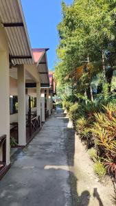 een pad naar een huis met bomen en planten bij Nancowry Resort in Havelock Island