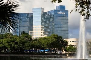 una fontana di fronte a un grande edificio con fontana di The Westin Fort Lauderdale a Fort Lauderdale