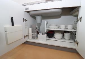 Kitchen o kitchenette sa GLOCE SeasideApartment 海目の前!駐車場付