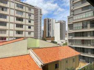 uitzicht op gebouwen en daken in een stad bij Studio Aconchegante in Sao Paulo