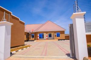 een groot geel gebouw met een rood dak bij Paco Lodge in Dodoma