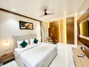 Lova arba lovos apgyvendinimo įstaigoje HOTEL VEDANGAM INN ! VARANASI - Forɘigner's Choice ! fully Air-Conditioned hotel with Parking availability, near Kashi Vishwanath Temple, and Ganga ghat Breakfast-included - 3