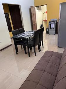 comedor con mesa y sillas negras en Apartamentos Guzmán en Arenilla