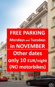 un cartello rosso che dice parcheggio gratuito lunedì e martedì a novembre di 1.Republic Hotel a Praga