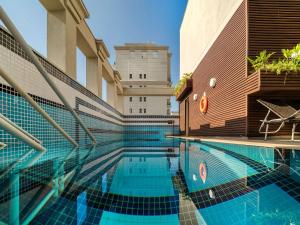 Novotel SP Jardins في ساو باولو: مسبح وسط مبنى