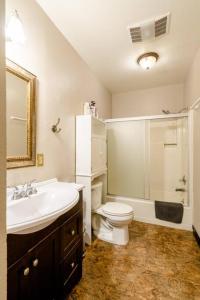 uma casa de banho com um lavatório, um WC e um chuveiro em Stay Portland Collection - Spacious & Hip 1BR with All Access to NE Portland em Portland