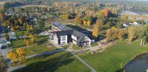 eine Luftansicht eines großen Hauses auf einem Feld in der Unterkunft Natural Hotel w Rezerwacie przy plaży na wyspie in Ostróda