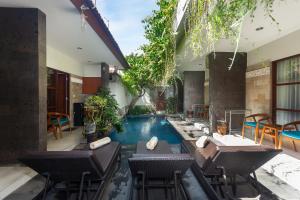 ein Schwimmbad in der Mitte eines Gebäudes in der Unterkunft Naksa Homestay Sanur in Sanur