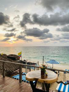 uma mesa na praia com vista para o oceano em Casa BARU em Playa Blanca